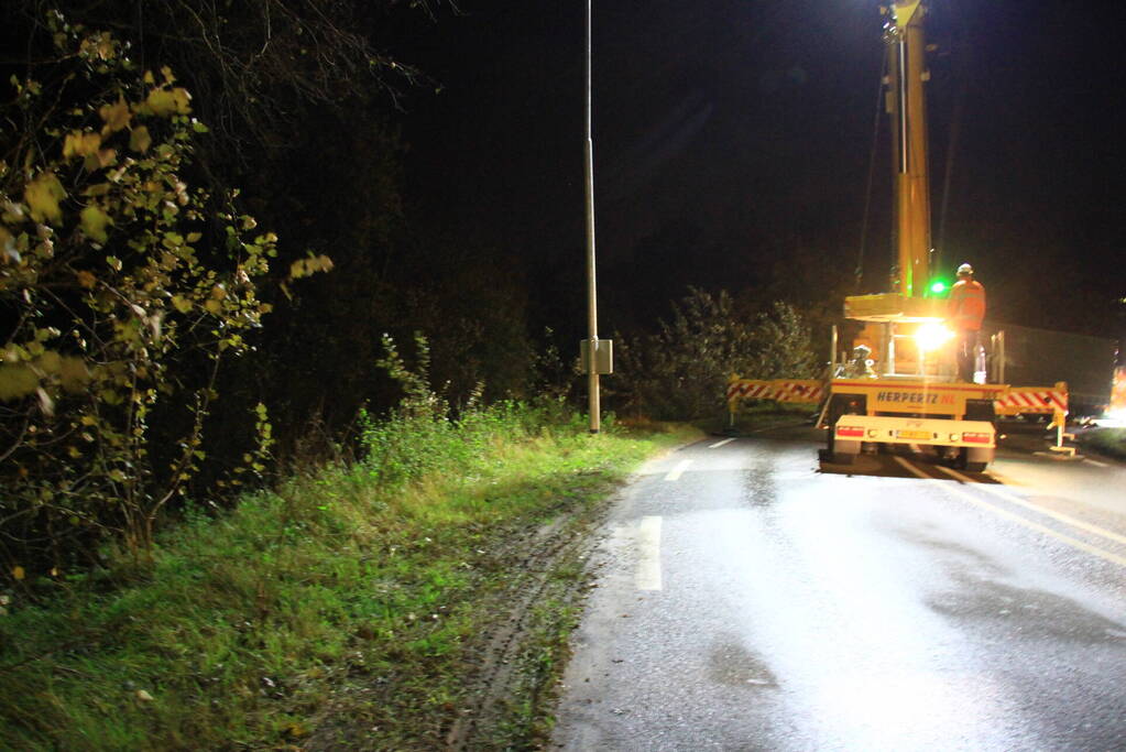 Vrachtwagen belandt naast de weg bij eenzijdig ongeval