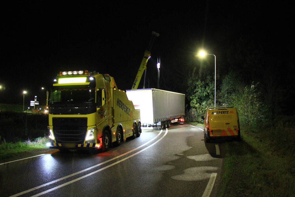 Vrachtwagen belandt naast de weg bij eenzijdig ongeval