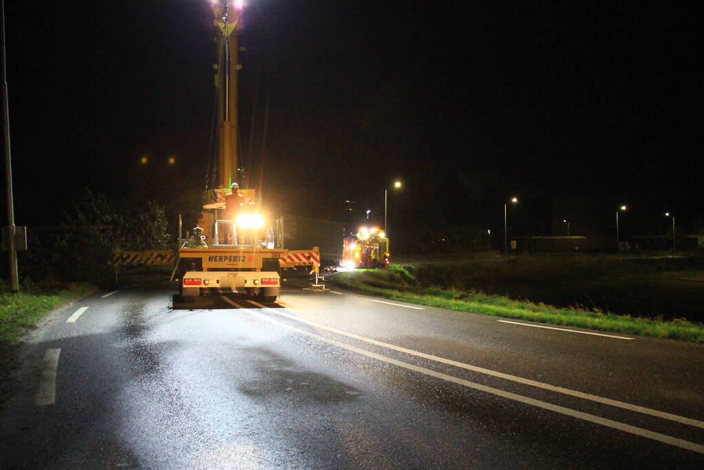 Vrachtwagen belandt naast de weg bij eenzijdig ongeval