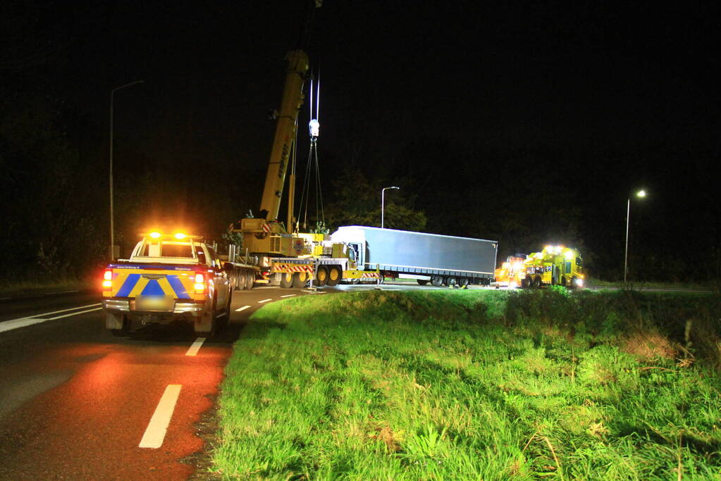 Vrachtwagen belandt naast de weg bij eenzijdig ongeval