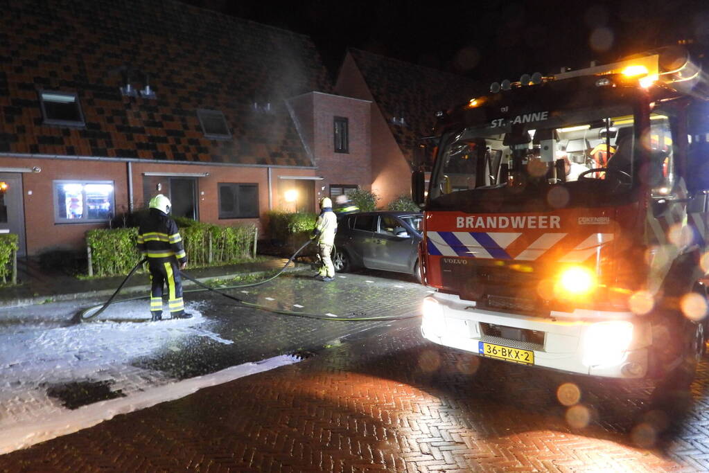 Brandweer redt kat uit brandende woning