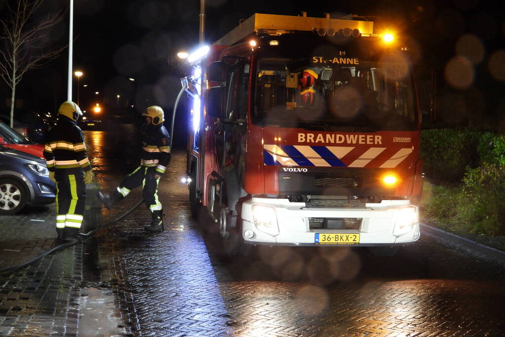 Brandweer redt kat uit brandende woning