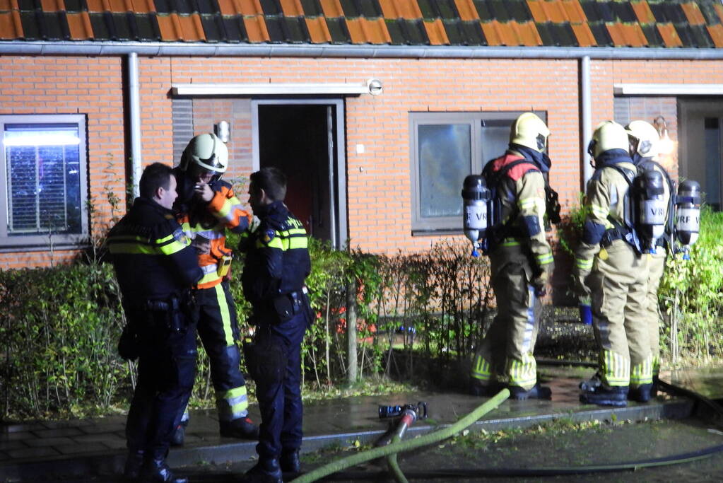 Brandweer redt kat uit brandende woning