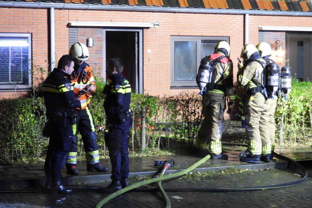 Brandweer redt kat uit brandende woning