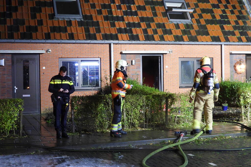 Brandweer redt kat uit brandende woning