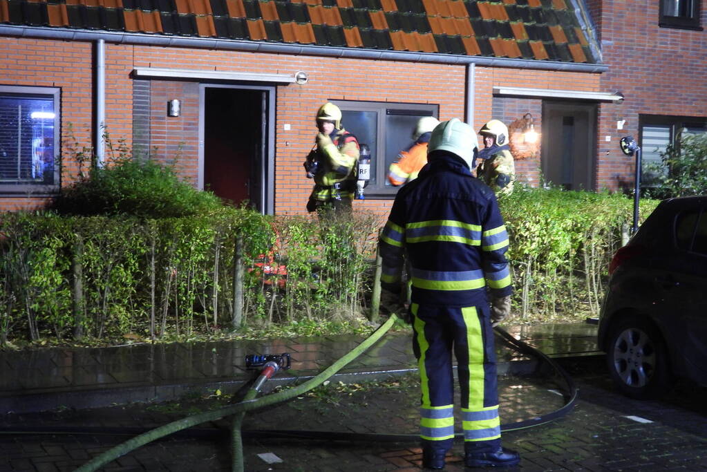 Brandweer redt kat uit brandende woning