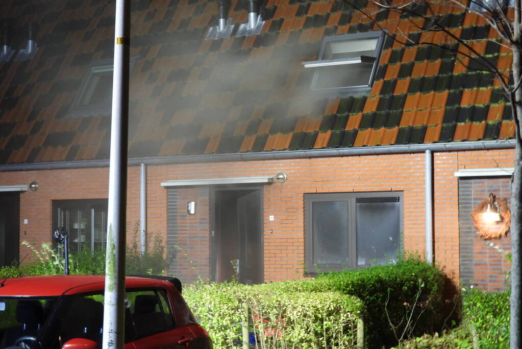 Brandweer redt kat uit brandende woning