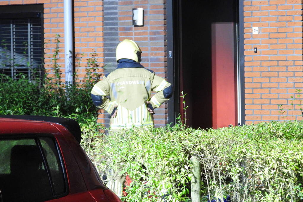 Brandweer redt kat uit brandende woning