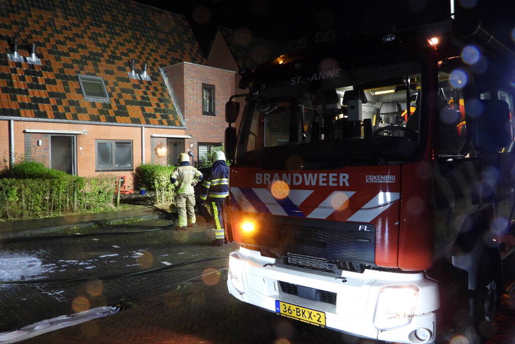 Brandweer redt kat uit brandende woning