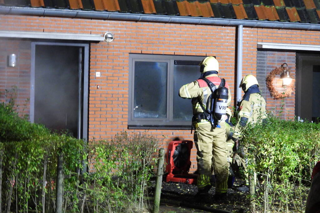 Brandweer redt kat uit brandende woning