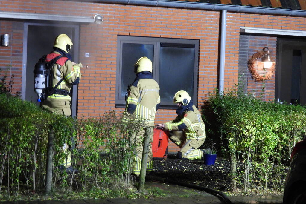 Brandweer redt kat uit brandende woning