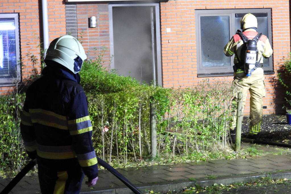 Brandweer redt kat uit brandende woning