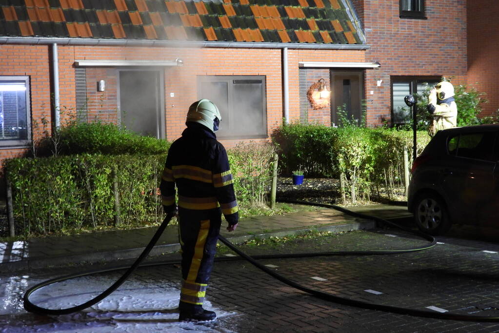 Brandweer redt kat uit brandende woning