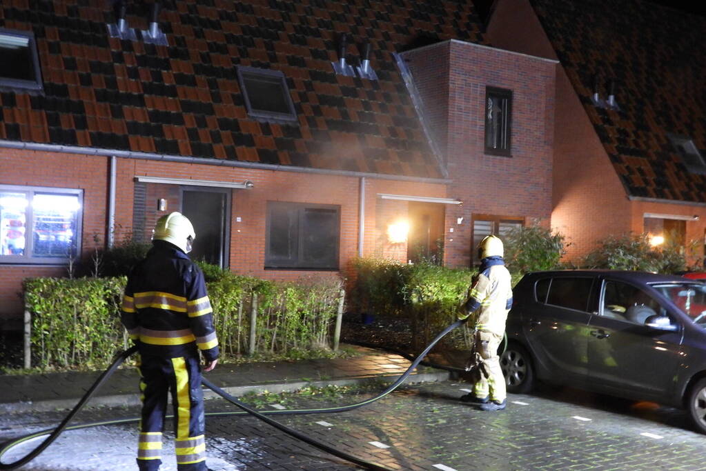 Brandweer redt kat uit brandende woning