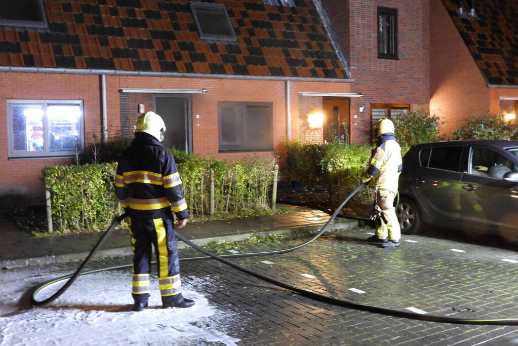 Brandweer redt kat uit brandende woning