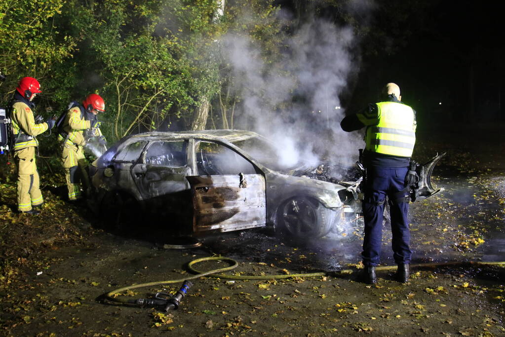 Brandweer blust brandende personenauto