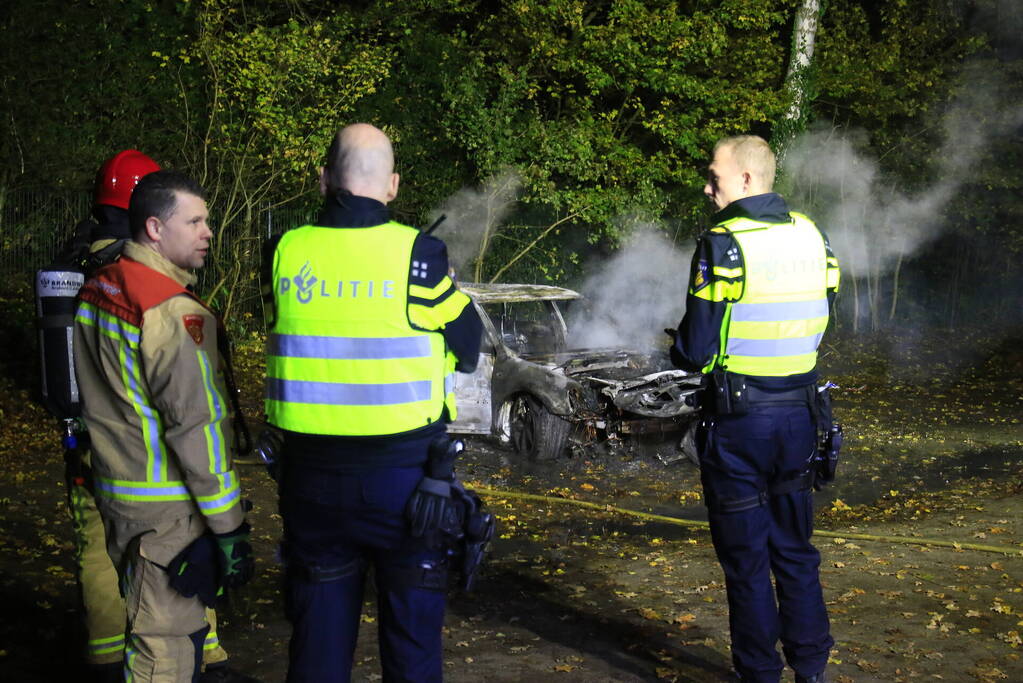 Brandweer blust brandende personenauto