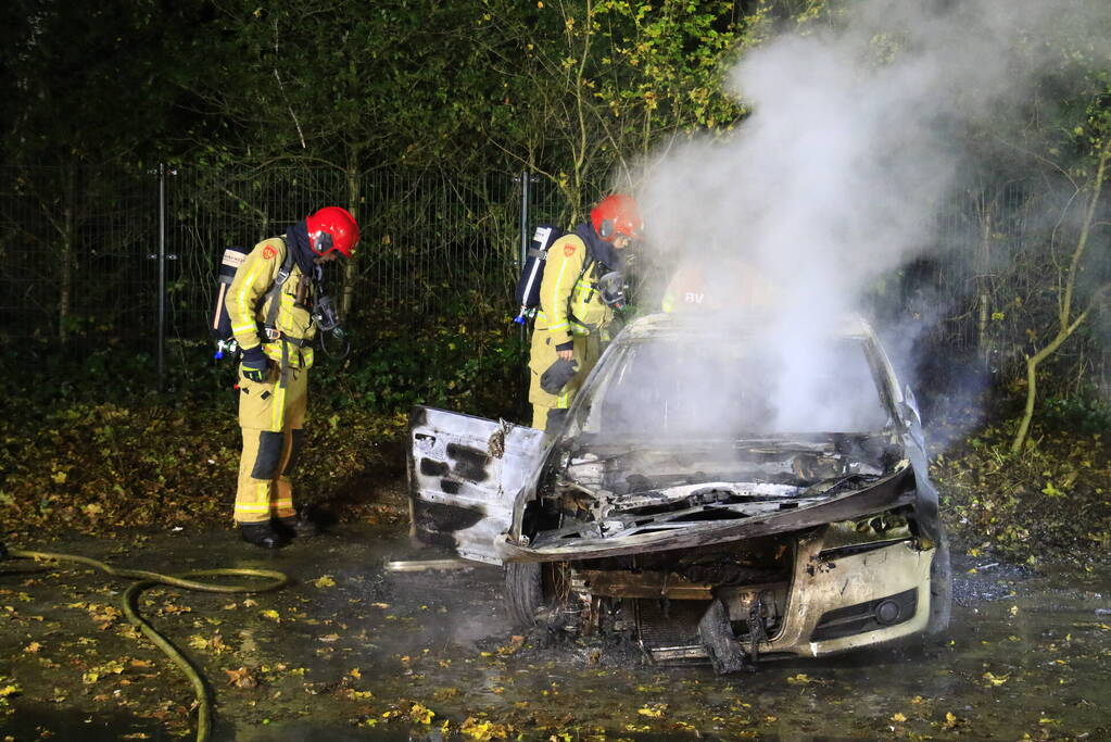 Brandweer blust brandende personenauto