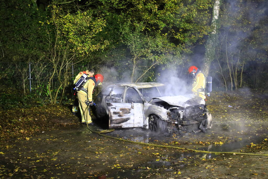 Brandweer blust brandende personenauto