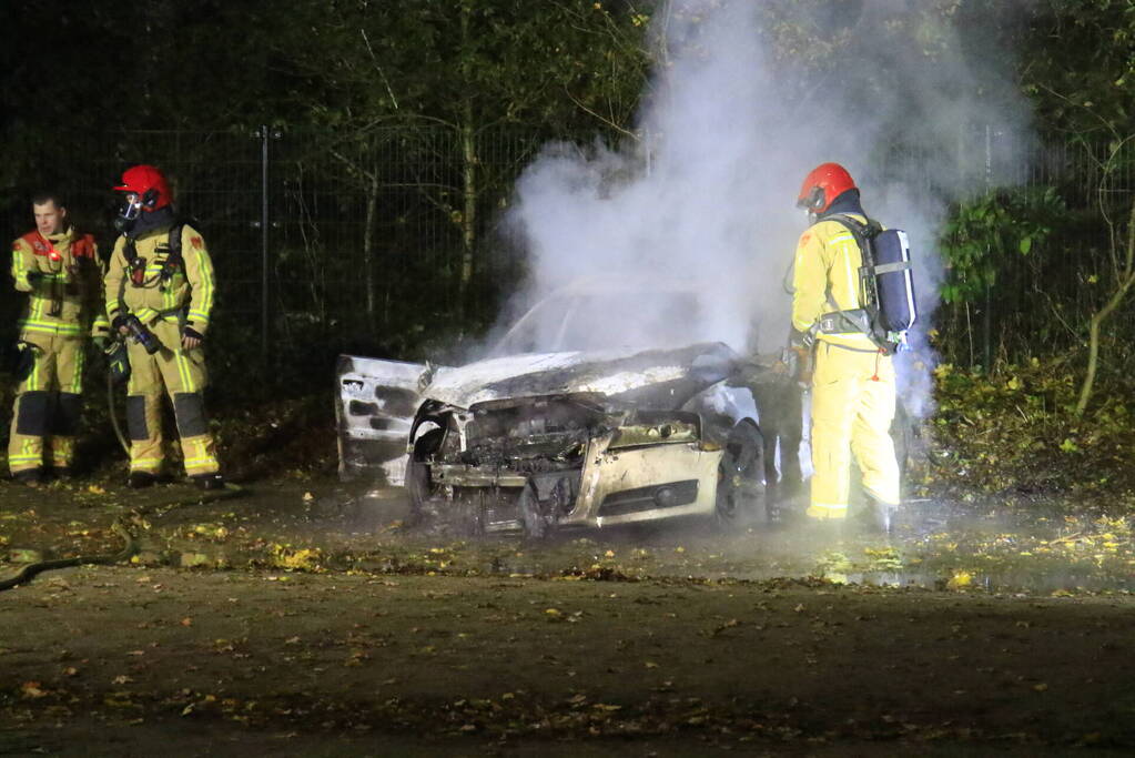 Brandweer blust brandende personenauto