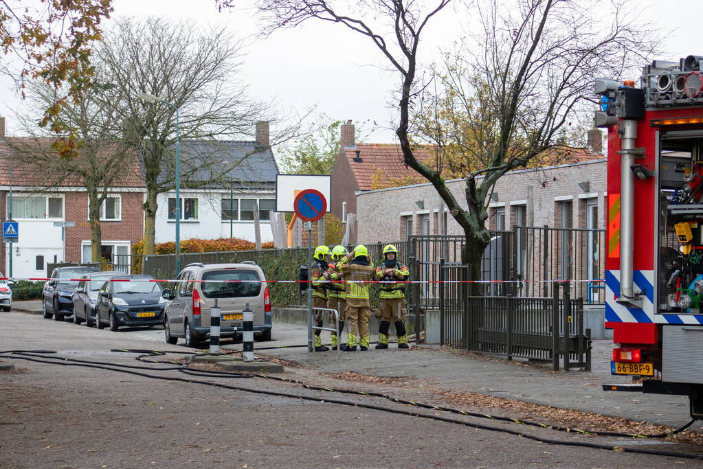 Man met verward gedrag stormt basisschool binnen