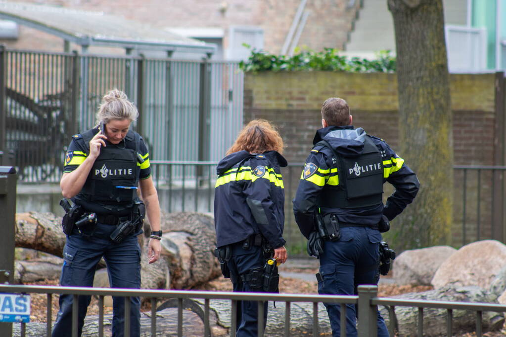 Man met verward gedrag stormt basisschool binnen