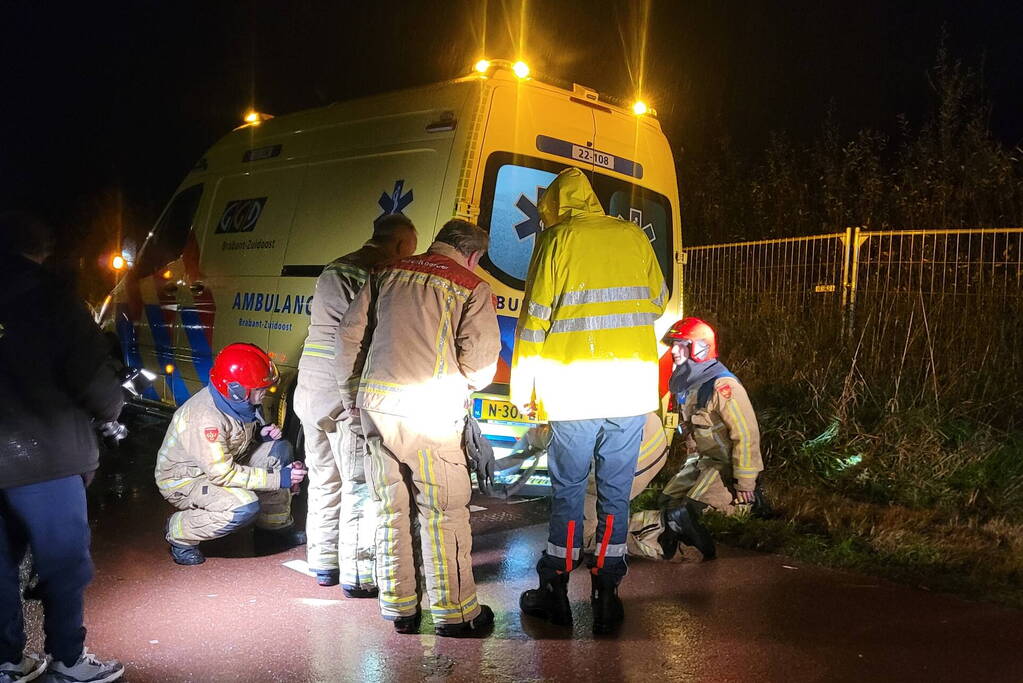 Brandweer trekt ambulance en auto uit modder