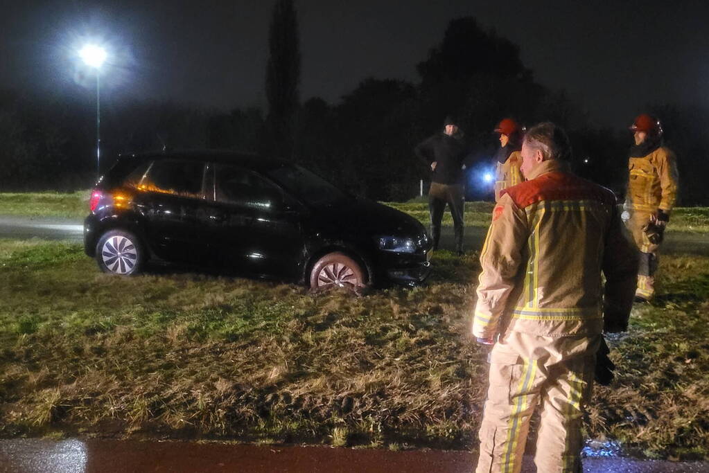 Brandweer trekt ambulance en auto uit modder