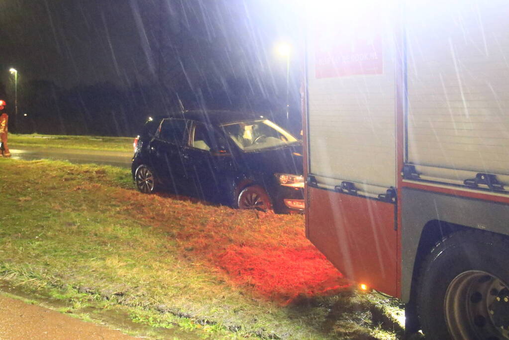 Brandweer trekt ambulance en auto uit modder