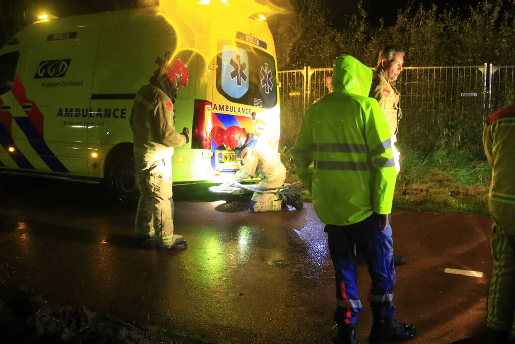 Brandweer trekt ambulance en auto uit modder