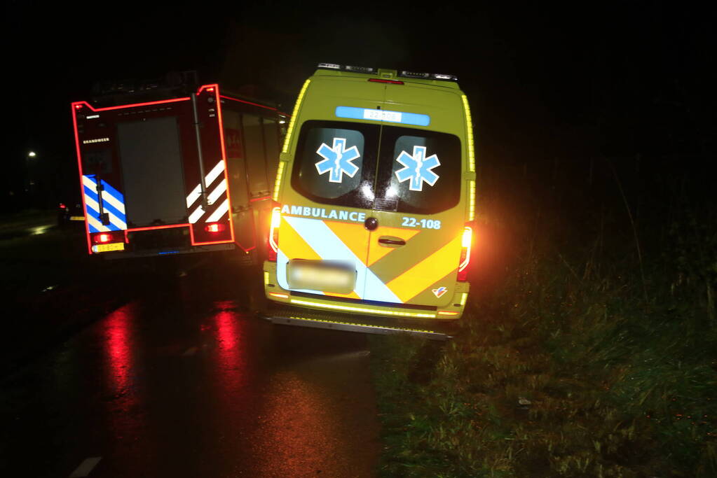 Brandweer trekt ambulance en auto uit modder