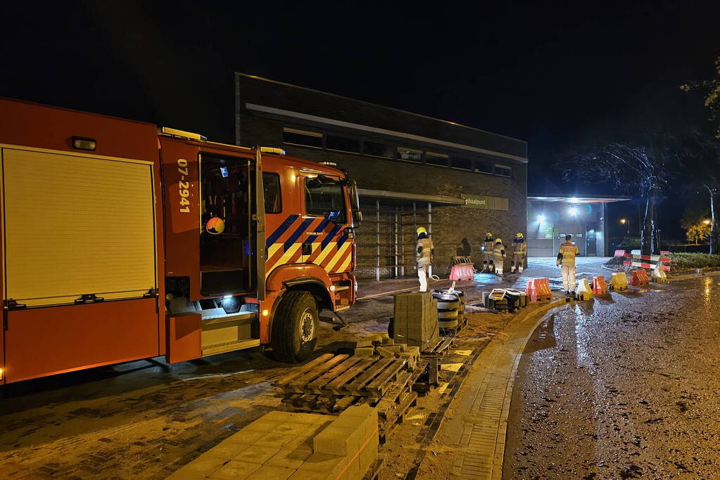 Brandweer blust brand onder luifel