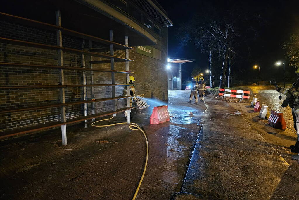 Brandweer blust brand onder luifel