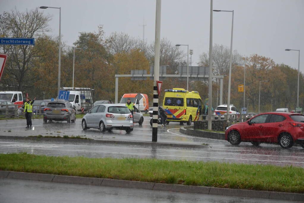 Motorscooter en personenauto botsen op kruising