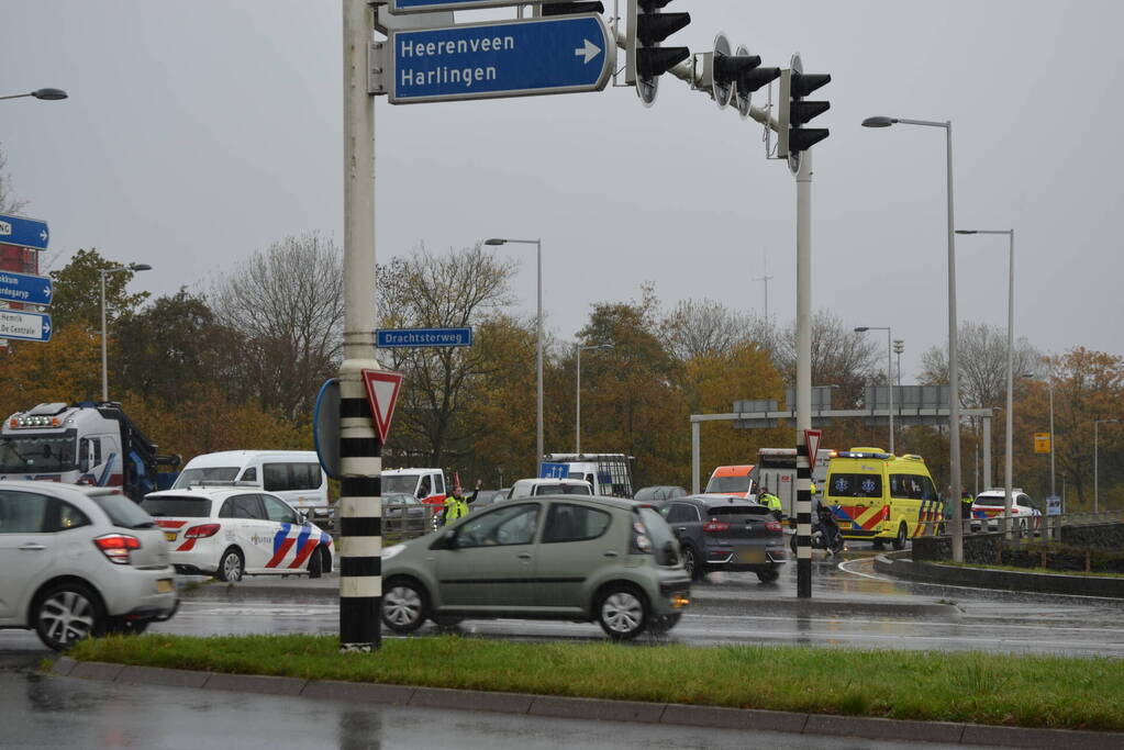 Motorscooter en personenauto botsen op kruising