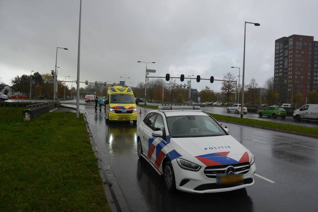 Motorscooter en personenauto botsen op kruising