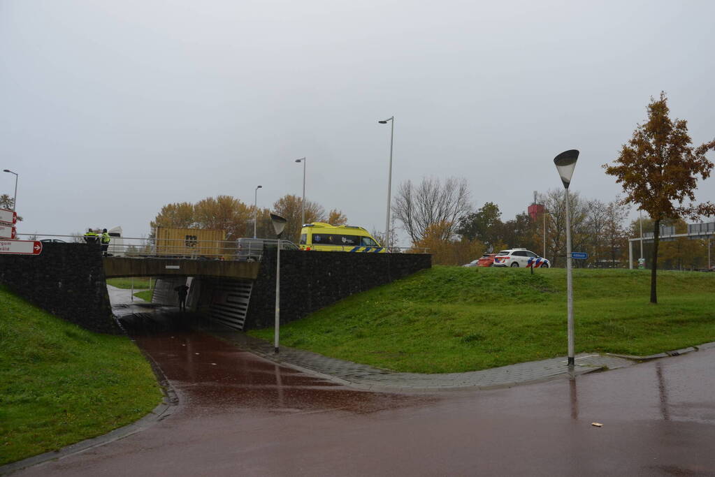 Motorscooter en personenauto botsen op kruising