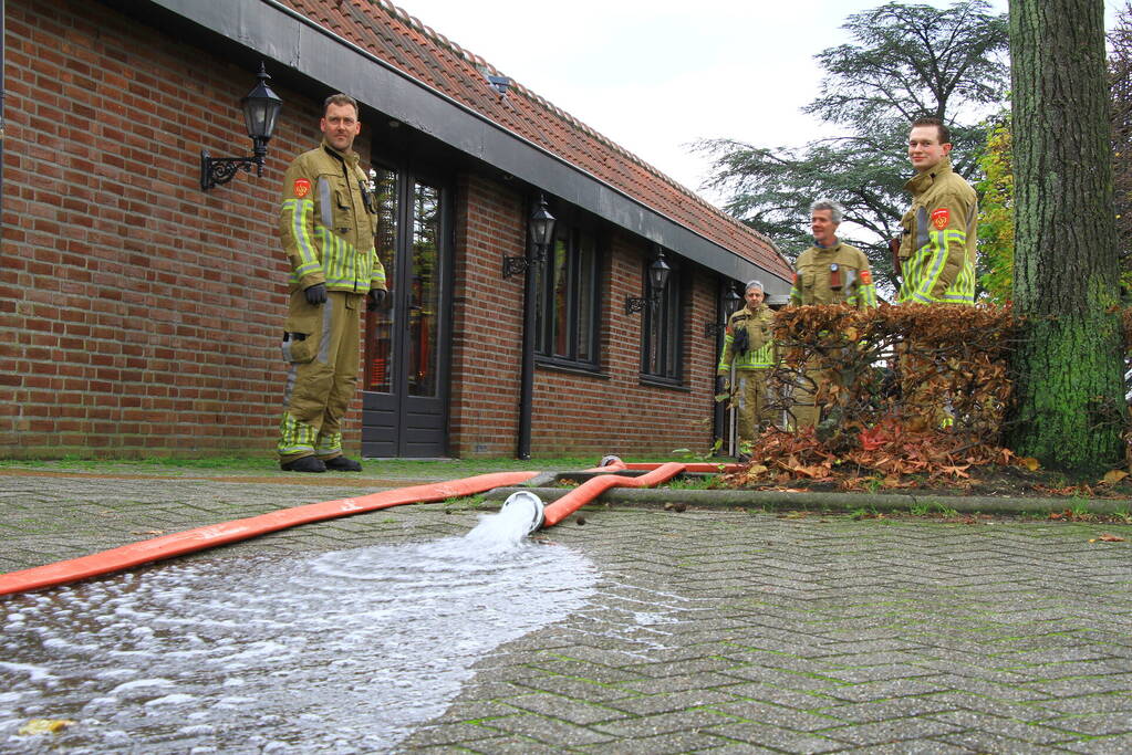 Brandweer pompt ondergelopen kelders leeg