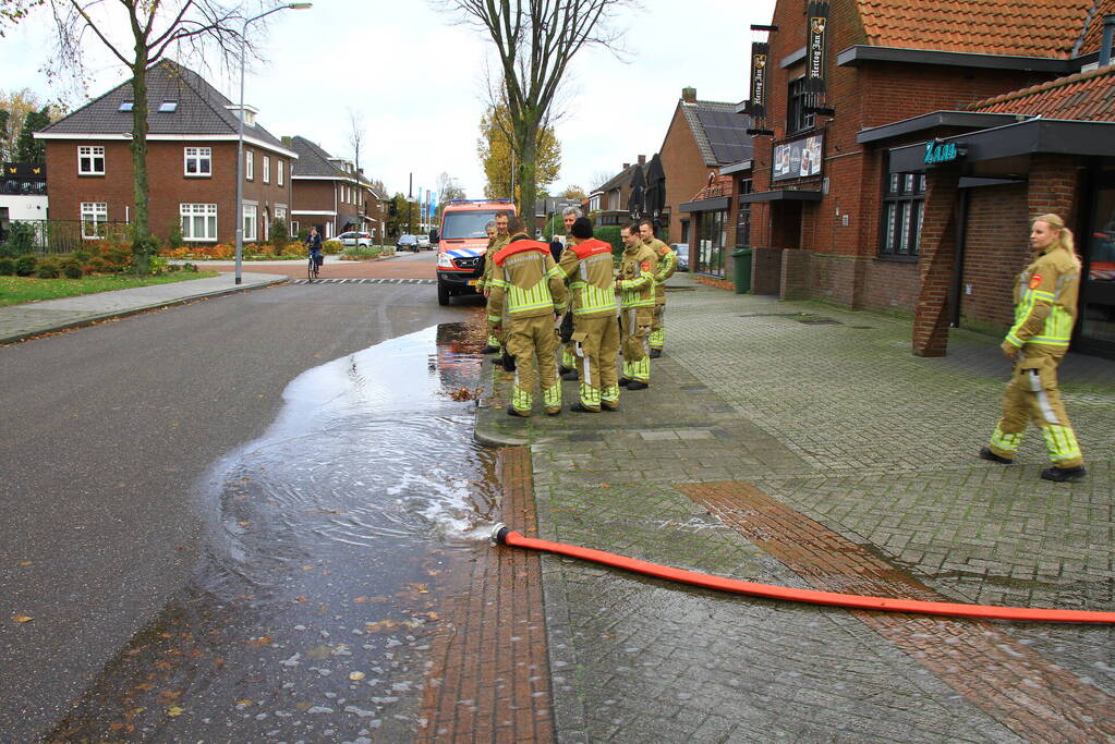 Brandweer pompt ondergelopen kelders leeg