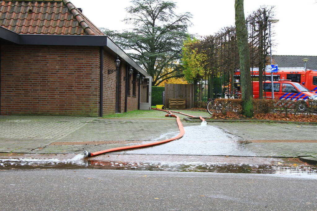 Brandweer pompt ondergelopen kelders leeg