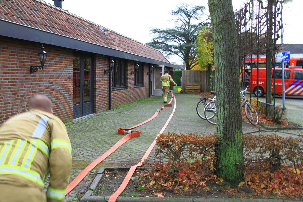 Brandweer pompt ondergelopen kelders leeg