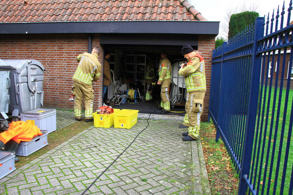 Brandweer pompt ondergelopen kelders leeg