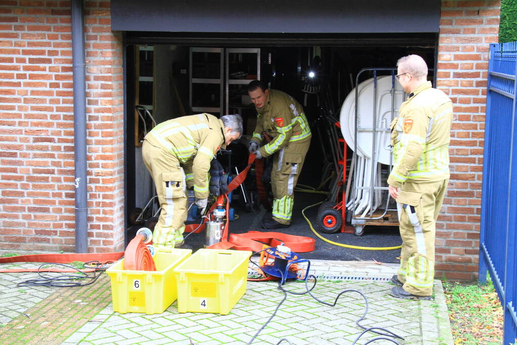 Brandweer pompt ondergelopen kelders leeg