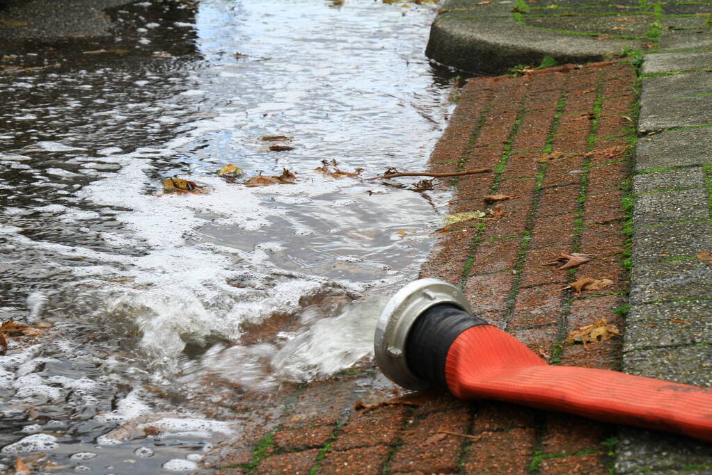 Brandweer pompt ondergelopen kelders leeg