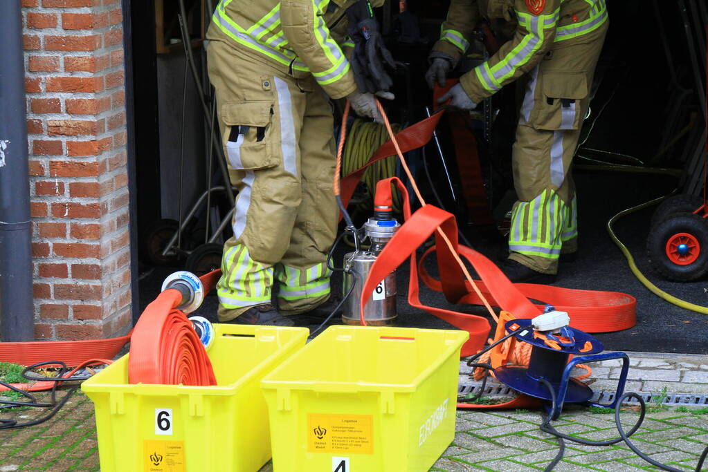 Brandweer pompt ondergelopen kelders leeg