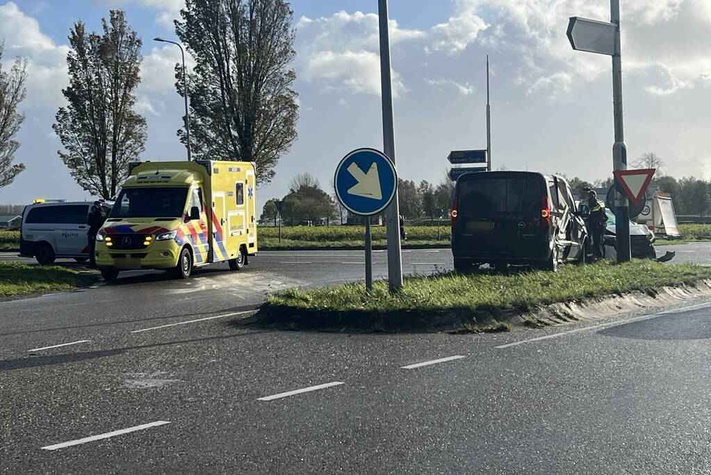 Personenauto en bestelbus botsen op gevaarlijke kruising