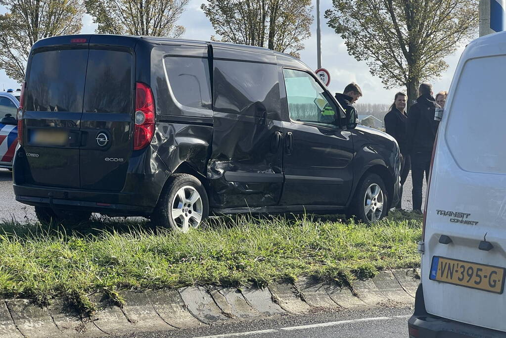 Personenauto en bestelbus botsen op gevaarlijke kruising