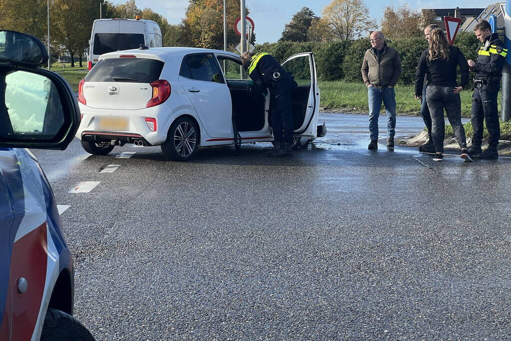 Personenauto en bestelbus botsen op gevaarlijke kruising