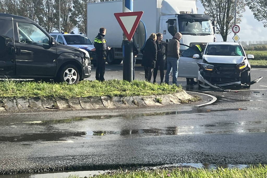 Personenauto en bestelbus botsen op gevaarlijke kruising