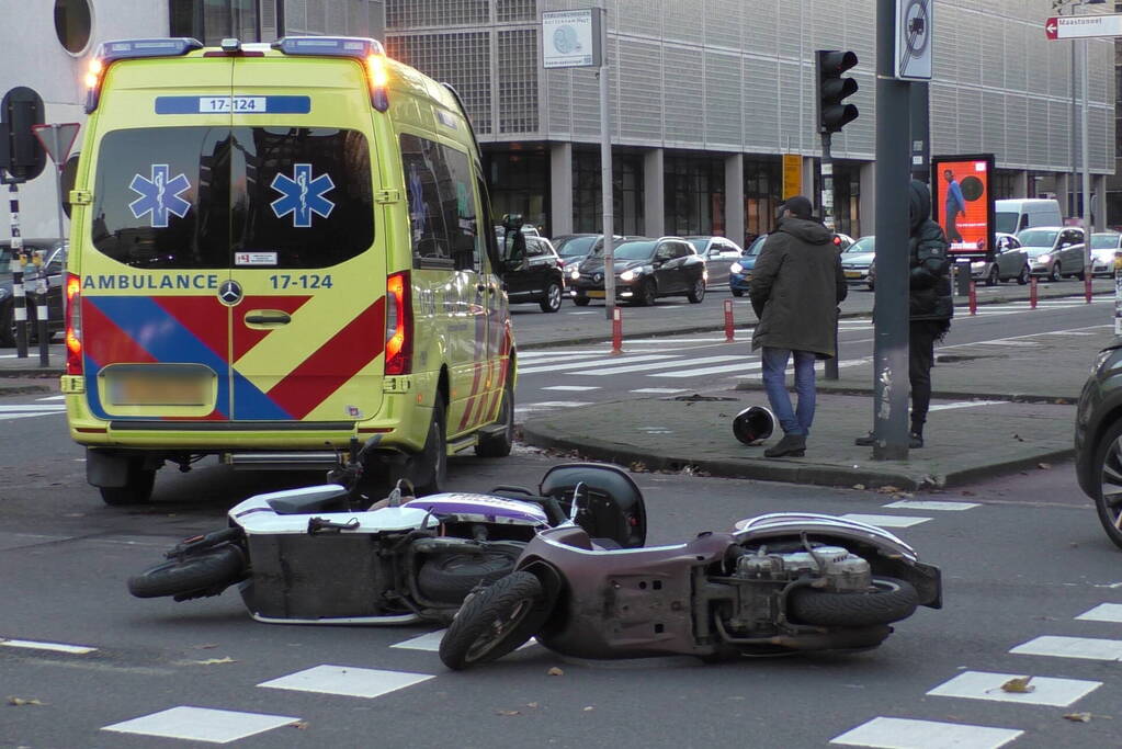 Scooterrijder gewond bij botsing met auto